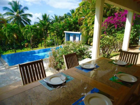 Villa LES TILILIS - BELLE VILLA DE 300 M2 SITUEE AU CALME AVEC GRANDE PISCINE ET VUE MONTAGNE